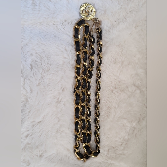 CHANEL 1982 Vintage Medallion Black Leather Chain Belt - Picture 10 of 13